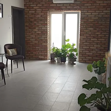 Pingvin Panzio * Komárom